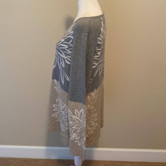 Calvin Klein Knit long Sweater in Gray and tan. White floral. Size M. Dual color - Picture 7 of 13